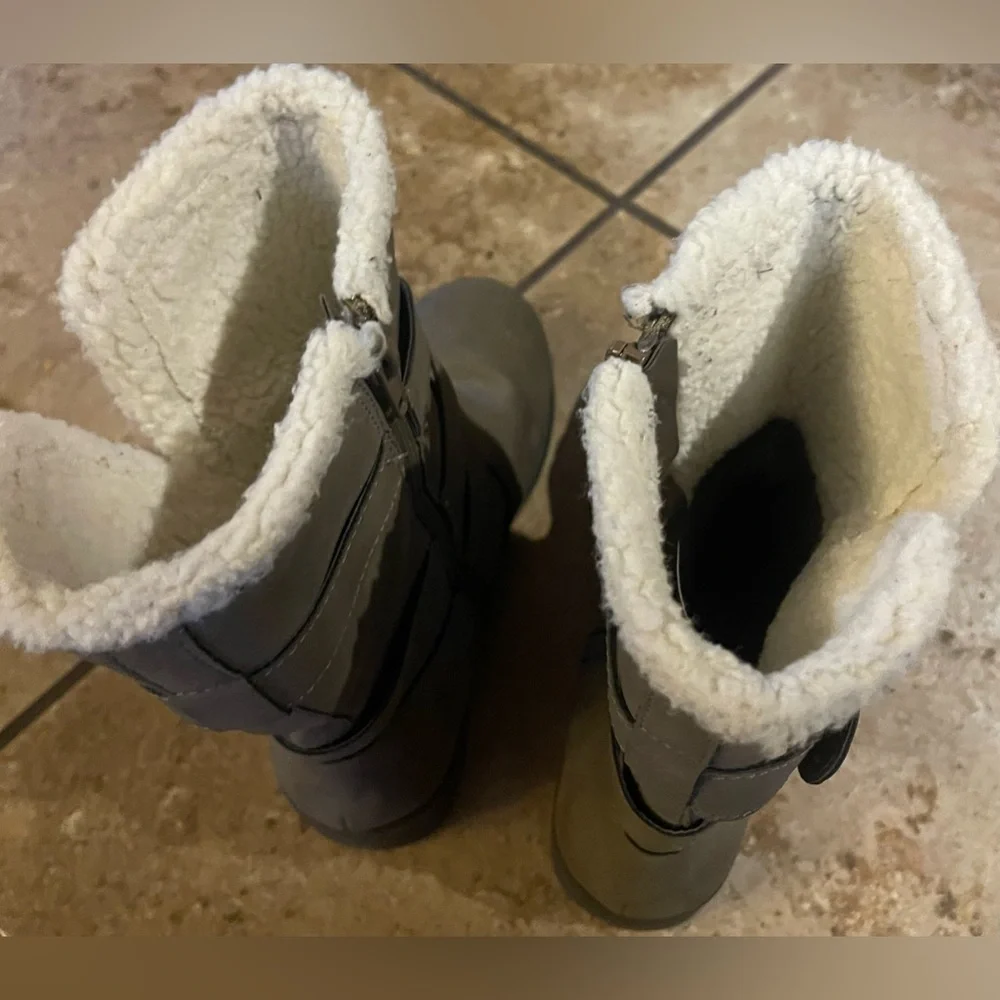 Girls Justice Boots barely worn, very sturdy, and warm size Y5